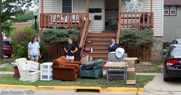 How to Move Out of Your Parents’ House: Moving Checklist